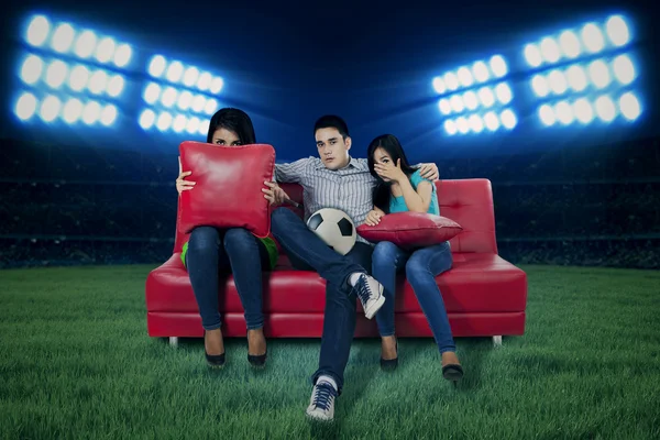 Футбольные болельщики смотрят телевизор — стоковое фото