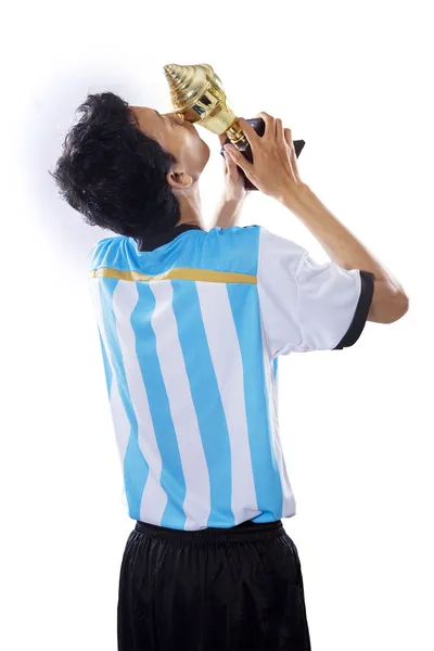 Il giocatore di calcio festeggia la vittoria con un trofeo — Foto Stock