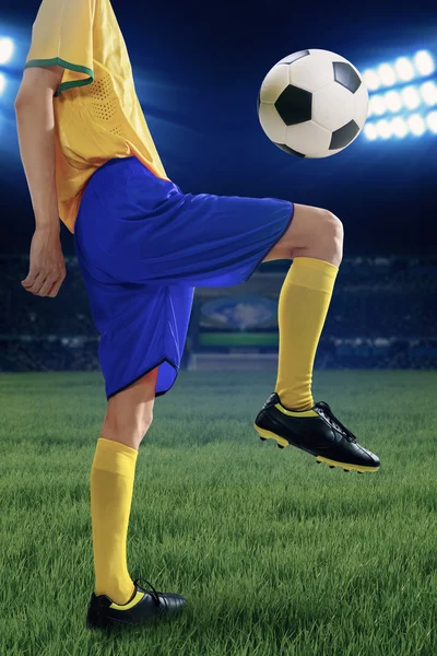 Fotbollspelare utbildning för att styra bollen — Stockfoto