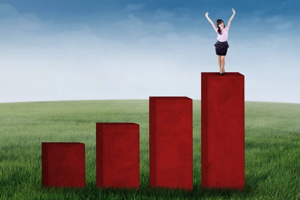 Framgångsrik affärskvinna stående på grafen — Stockfoto