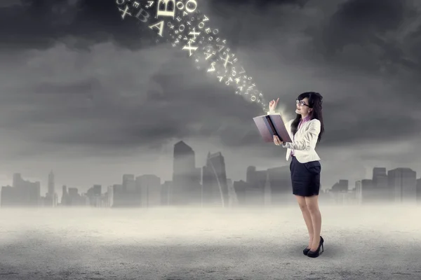 Mujer consiguiendo inspiración brillante al aire libre — Foto de Stock