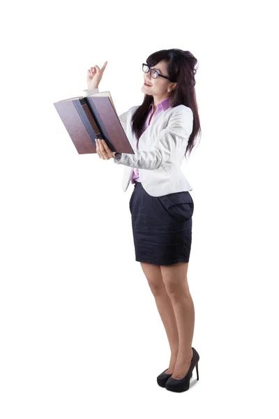 Mujer sosteniendo libro y teniendo idea —  Fotos de Stock