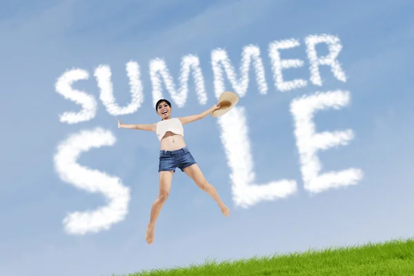 Kvinna med sommaren försäljning tecken — Stockfoto