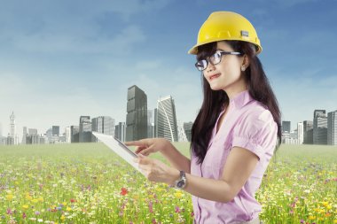 kadın mimar dijital tablet kullanma