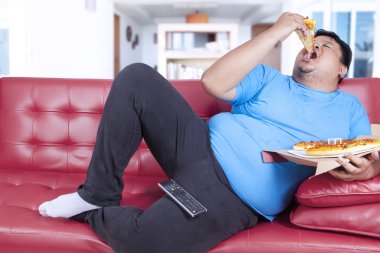 Obez kişi Pizza 1 bir dilim ısırmak