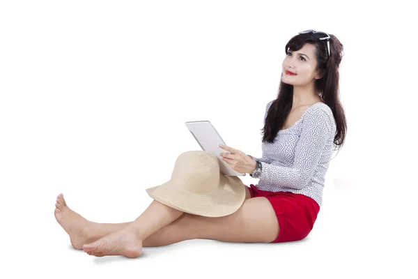 Приваблива жінка тримає цифровий планшет ізольований — стокове фото