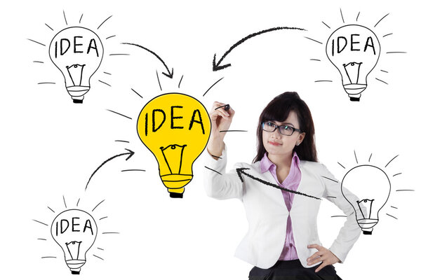 Бизнесвумен рисует свое творчество
