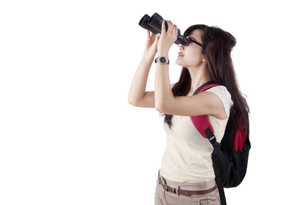 Estudante universitário usando binóculos — Fotografia de Stock