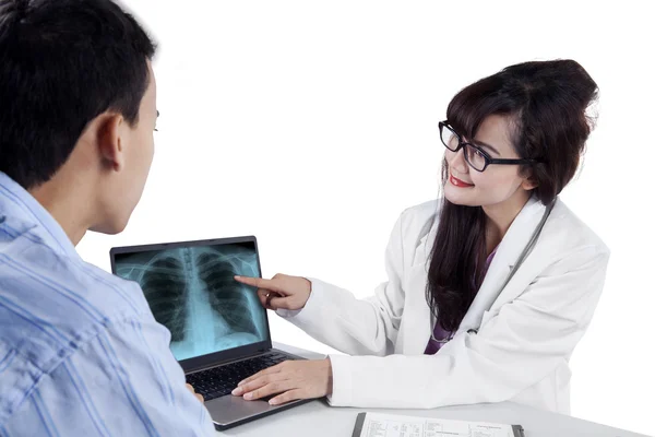 Läkare visar behandling resultatet på laptop — Stockfoto