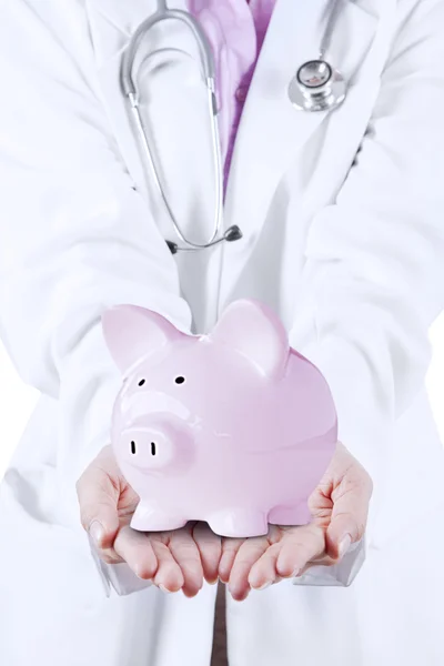 Médecin avec Stethoscope Holding Piggy Bank — Photo