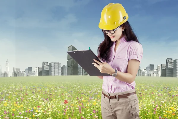 Engenheiro fazendo pesquisa ambiental 1 — Fotografia de Stock