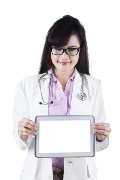 Mujer practicante mostrando tableta digital — Foto de Stock