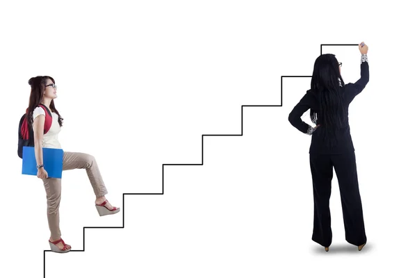 Kvinnlig student följer guiden trappa — Stockfoto