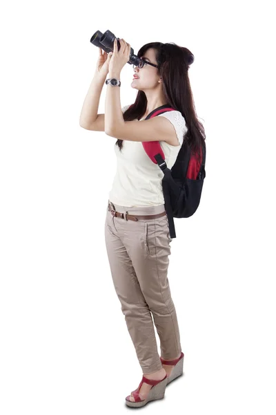 Estudante feminina usando binocular — Fotografia de Stock