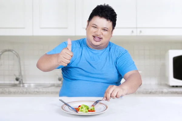 L'homme mange des légumes biologiques 1 — Photo