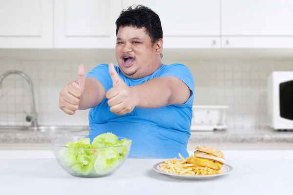Hombre mostrando comida sana y malsana 2 — Foto de Stock
