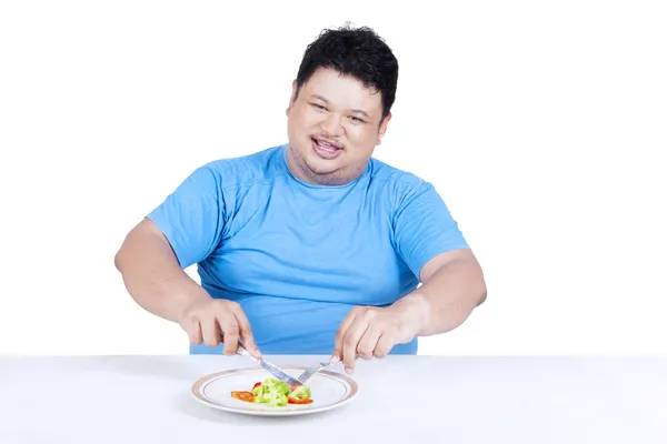 El hombre intenta hacer dieta comiendo ensalada — Foto de Stock