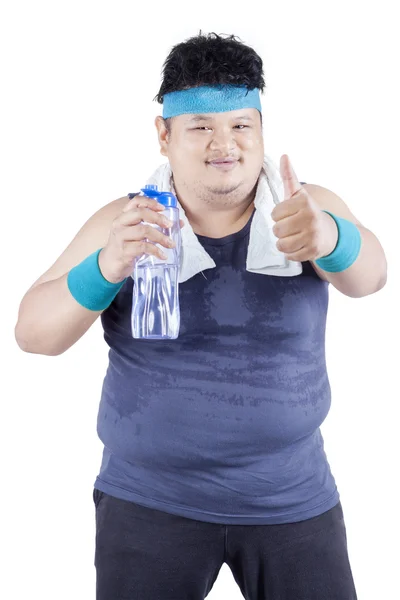 Ожирение человек пьет воду во время тренировки — стоковое фото