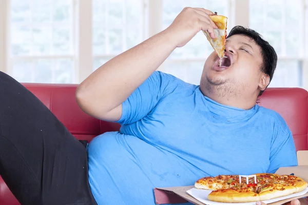 Överviktig person äter pizza 1 — Stockfoto