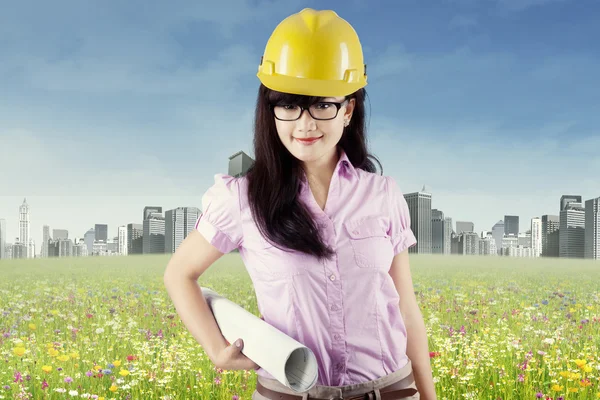 Pretty engineer holding blueprint 1 — Stock Photo, Image