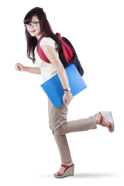 Bastante estudiante corriendo sobre fondo blanco — Foto de Stock