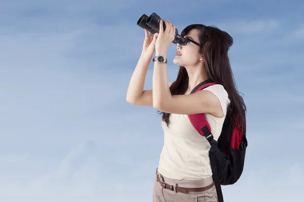 Student pomocí dalekohledu venku — Stock fotografie