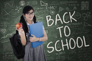 kız öğrenci sınıfta ayakta