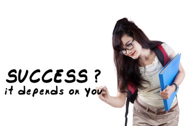 kız öğrenci motivasyon kelime 1 yazıyor