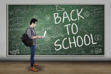 Öğrenci sınıfta dizüstü bilgisayar kullanmak