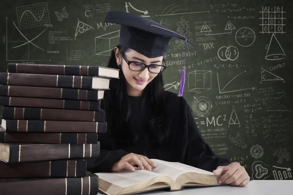 Un soltero está leyendo libros en el aula — Foto de Stock