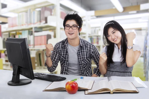 Allegro studente che celebra il successo — Foto Stock