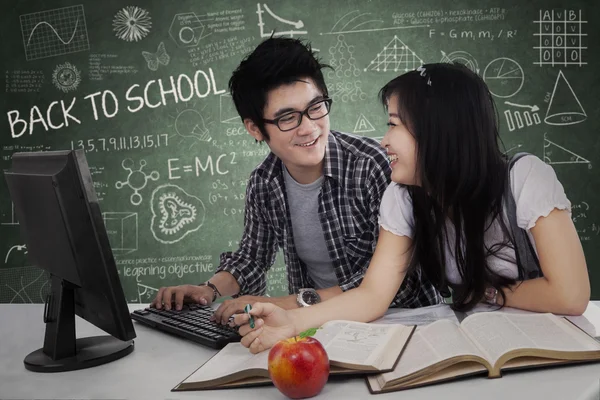 Jóvenes estudiantes alegres en clase — Foto de Stock