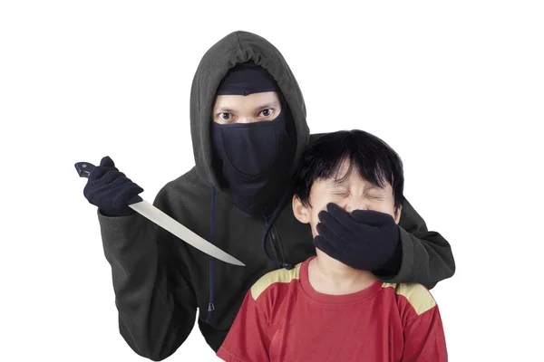 Child kidnapping by threatening 1 — Stock Photo, Image