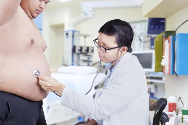 Doctor listening patient abdomen 1 — Stock Photo, Image