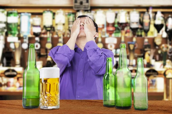 Hombre borracho cubriéndose la cara — Foto de Stock