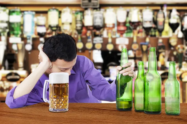 П'яна людина тримає пиво — стокове фото