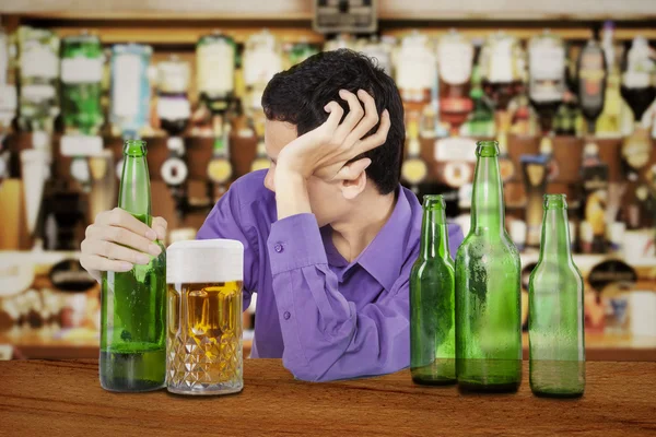 Drunk man in the bar — Stock Photo, Image