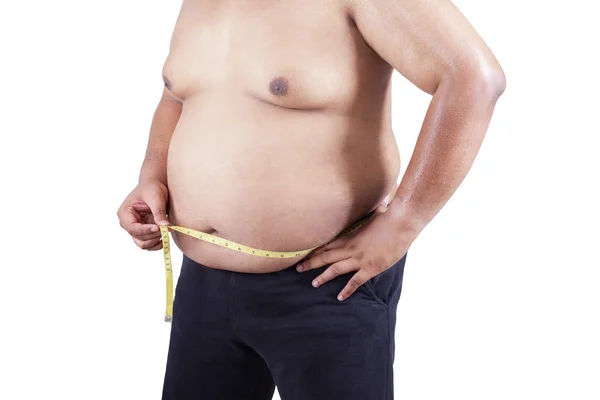 Толстяк измеряет свой живот — стоковое фото