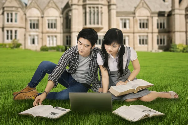 Estudiante enfocado estudiando al aire libre 1 —  Fotos de Stock