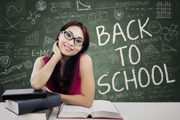 Estudante universitária amigável na classe — Fotografia de Stock