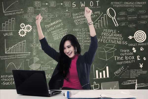 Glad affärskvinna med bärbar dator — Stockfoto