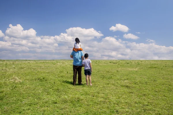 Happy family watching nature view — Stock Photo, Image