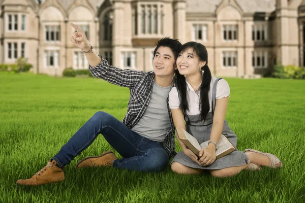 High school students in the park — Stock Photo, Image