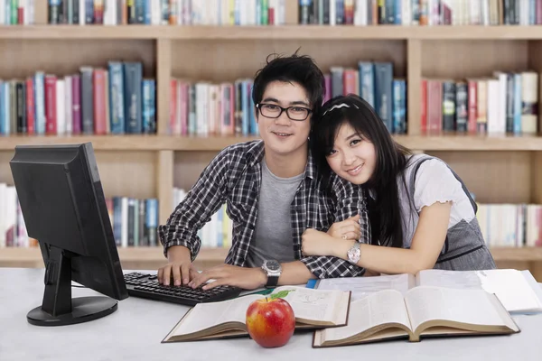 Mooie twee student in bibliotheek 1 — Stockfoto