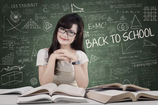 Hübsche weibliche Studentin im Klassenzimmer — Stockfoto