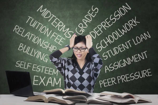 Stressant étudiant ayant beaucoup de problèmes — Photo