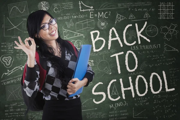 Studente che mostra il gesto della mano in classe — Foto Stock