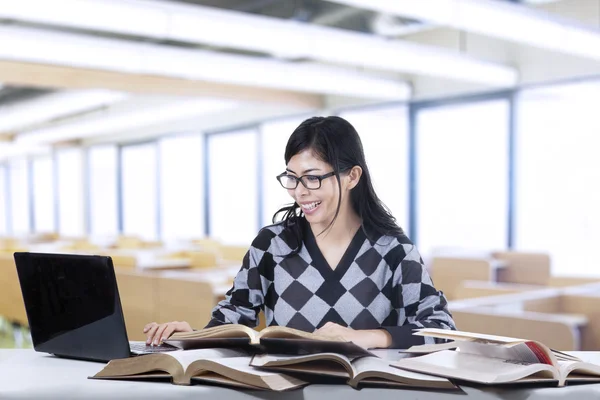 Studente digitando il libro sorgente 2 — Foto Stock