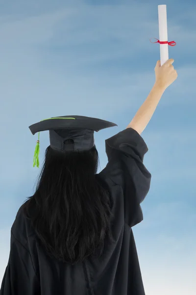 Mujer en vestido de graduación regocijo éxito —  Fotos de Stock