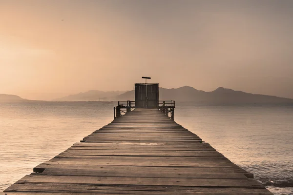 Muelle de madera en el lago tranquilo —  Fotos de Stock